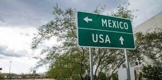 Road sign indicating directions to Mexico and the USA