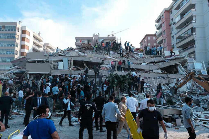 People at a collapsed building after an earthquake.