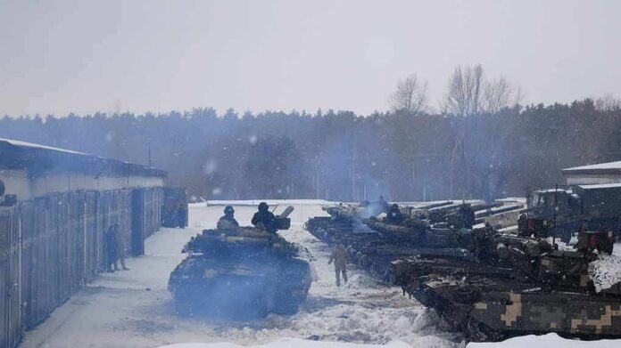 shutterstock_2116004927 tanks lined up in a snowy motor pool